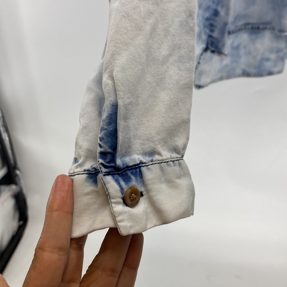 love Fire acid washed chambray hi Lo semi cropped dolman sleeve button down - Picture 6 of 9